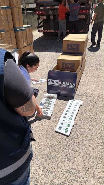 ARCA detectó 15.000 relojes inteligentes con presunto fraude marcario en el Puente Internacional Salto Grande; según el estudio elaborado por Insight LAC, los artículos electrónicos y celulares de alta gama pueden adquirirse entre un 30% y un 40% más baratos en los canales informales