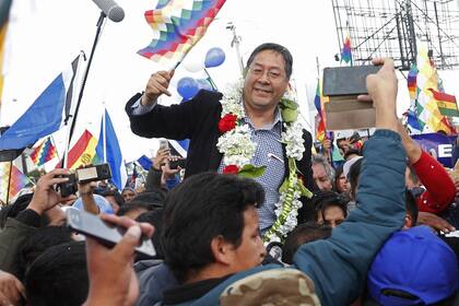 Arce, ayer, luego de salir del aeropuerto de El Alto