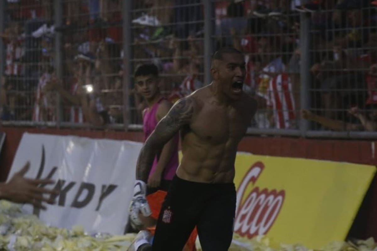 Arce es el primer arquero tucumano en anotar un gol en el fútbol argentino