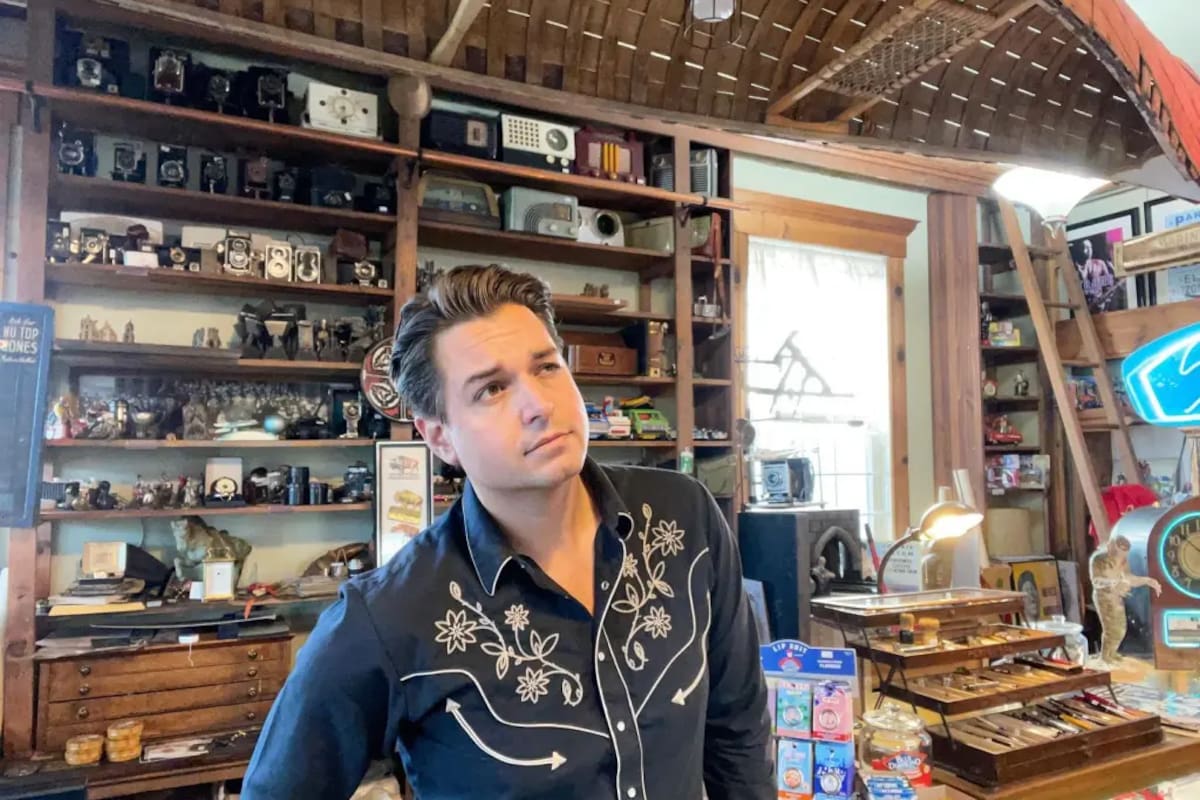 Archbold tiene una tienda de antigïedades por lo que la decisión de comprar la casa de su ex profesora de música con todas sus cosas adentro le serviría para nutrir su local con diversos objetos