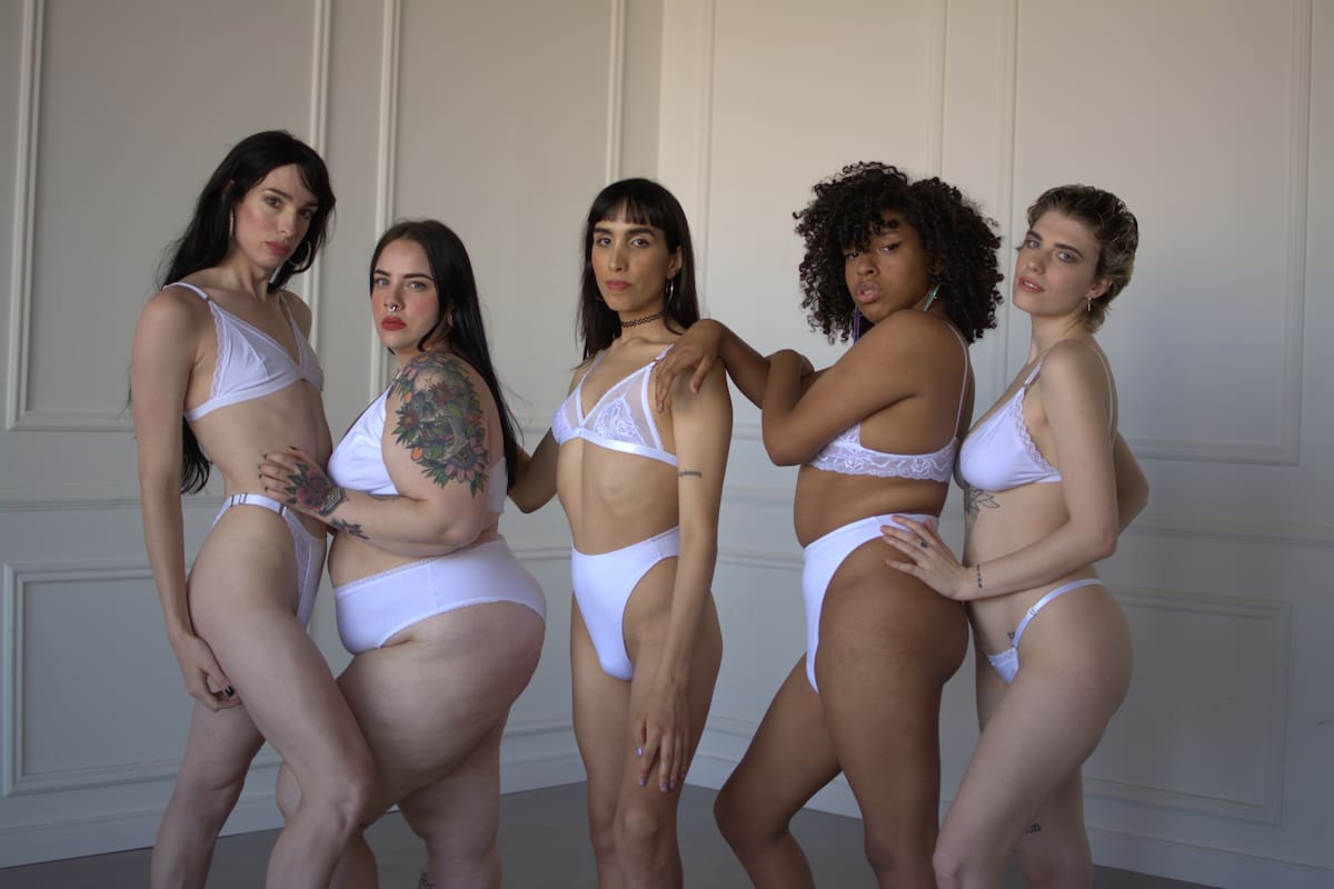 Archetype ofrece ropa interior: en su web se encuentran conjuntos minimalistas y elegantes que van del talle S al 4XL en bombachas y del 85 al 120 en corpiños.