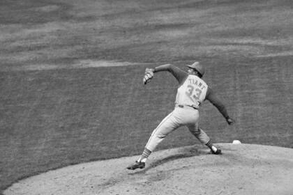 ARCHIV - Luis Tiant de los Indios de Cleveland lanza ante los Yankees de Nueva York en el Yankee Stadium en 1968. (AP Foto/Marty Lederhandler)