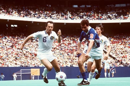 ARCHIV0 - Foto del 1 de mayo de 1983 el defensa alemán Franz Beckenbauer con el Cosmos de Nueva York. (AP Foto, Archivo)