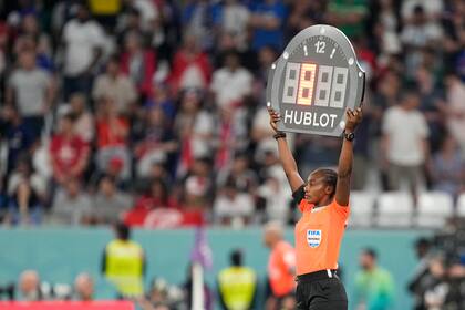 ARCHIV0 - La árbitro Salima Mukansanga muestra el tiempo de descuento durante el partido entre Túnez y Francia en la Copa Mundial, en Al Rayán, Qatar, el 30 de noviembre de 2022. (AP Foto/Martin Meissner)