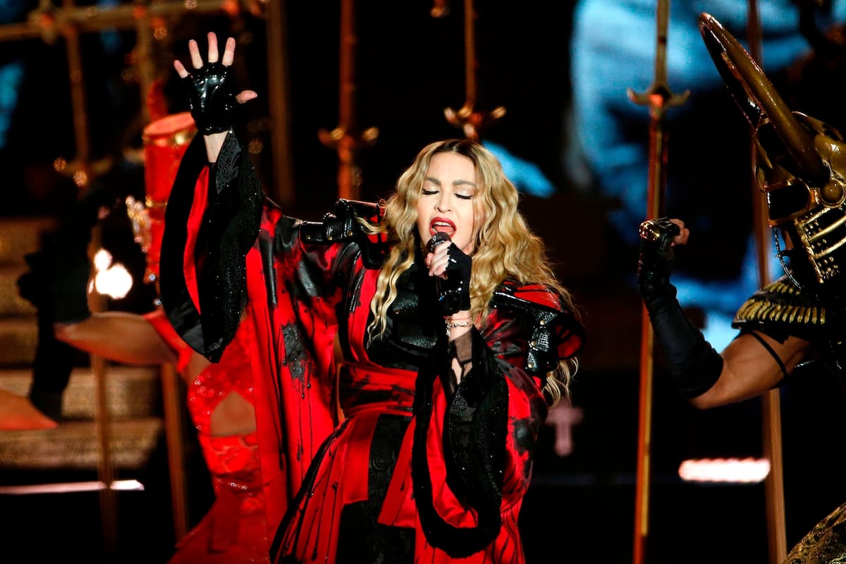 Archivo 9 de diciembre de 2015. La cantante estadounidense Madonna se presenta durante un concierto en el AccorHotels Arena de París. - Madonna dijo el 7 de mayo de 2020 que había tenido el coronavirus y que por eso tuvo que cancelar un concierto en París en febrero, aunque actualmente no está enfer