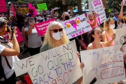 Archivo.- Activistas alzan carteles al marchar hacia la municipalidad de Orlando, Florida, durante la Marcha por el Acceso al Aborto, 2 de octubre de 2021 (Chasity Maynard/Orlando Sentinel via AP)