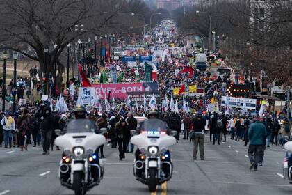 ARCHIVO - Activistas opuestos al aborto se dirigen hacia la Corte Suprema durante la Marcha por la Vida, el 21 de enero de 2022, en Washington. (AP Foto/José Luis Magaña, archivo)