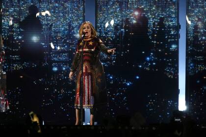 ARCHIVO - Adele canta en la ceremonia de los Premios Brit en el 02 Arena de Londres el 24 de febrero de 2016. Adele pospuso una residencia de 24 fechas en Las Vegas horas antes de que comenzara, citando retrasos de entregas y casos de coronavirus en su equipo. La estrella británica dijo que estaba “destrozada” y prometió reprogramar los conciertos. (Photo by Joel Ryan/Invision/AP, Archivo)