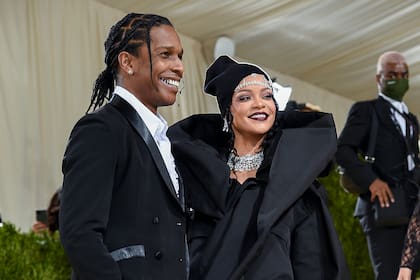 ARCHIVO - A$AP Rocky, a la izquierda, y Rihanna asisten a la gala benéfica del Instituto del Vestuario del Museo Metropolitano de Arte en Nueva York, el 13 de septiembre de  2021. (Foto por Evan Agostini/Invision/AP, archivo)