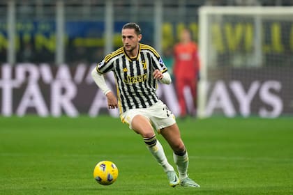 ARCHIVO - Adrien Rabiot de la Juventus avanza con el balón en el partido contra el Inter de Milán, en la Serie A, el domingo 4 de febrero de 2024. (AP Foto/Antonio Calanni)