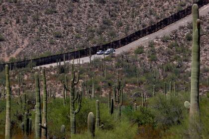 ARCHIVO - Agentes aduanales y de la Patrulla Fronteriza vigilan una sección de la frontera con México el jueves 22 de agosto de 2019, en Lukeville, Arizona. (AP Foto/Matt York, archivo)