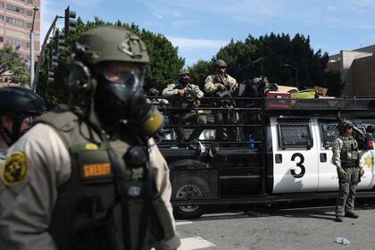 ARCHIVO – Agentes del orden público montan guardia durante una protesta, el 14 de junio de 2025, en Los Ángeles. (AP Foto/Ethan Swope, Archivo)