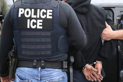 (Archivo) Agentes del Servicio de Inmigración y Control de Aduanas (ICE) de Chicago detuvieron a dos migrantes de Guatemala en Indiana