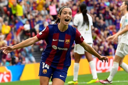 ARCHIVO - Aitana Bonmatí del Barcelona celebra tras marcar el primer gol en el partido contra Lyon en la final de la Liga de Campeones, el sábado 25 de mayo de 2024, en Bilbao. (AP Foto/Álvaro Barrientos)