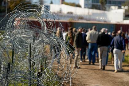 ARCHIVO - Alambre de púas bordea el sendero por el que caminan legisladores en una zona cercana a la frontera con México, el 3 de enero de 2024, en Eagle Pass, Texas. (AP Foto/Eric Gay, Archivo)