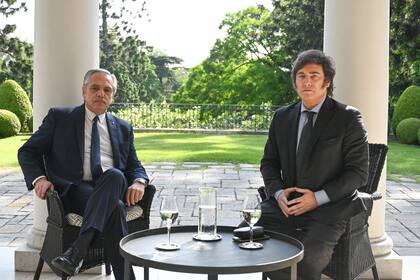 ARCHIVO.- Alberto Fernández y Javier Milei
