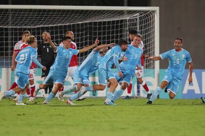 ARCHIVO - Alessandro Golinucci (cuarto a la derecha) celebra con sus compañeros de San Marino tras anotar un gol ante Dinamarca en las eliminatorias de la Euro 2024. (AP Foto/Felice Calabro)