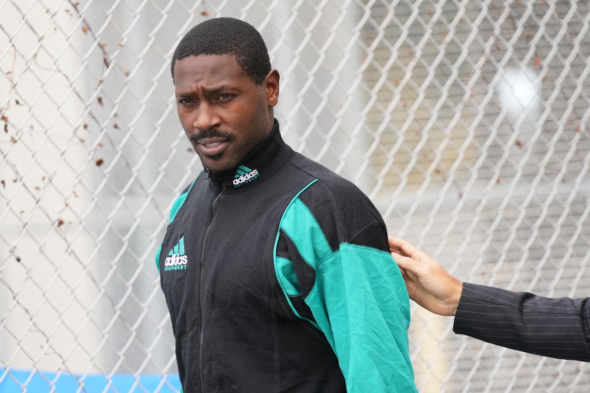 ARCHIVO - Antonio Brown camina tras ser liberado de una cárcel de Miami, el 13 de noviembre de 2025.