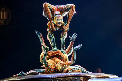 ARCHIVO -Artistas del Cirque du Soleil actúan durante el estreno de "KURIOS - Cabinet of Curiosities" en Los Angeles el 9 de diciembre de 2015. El Cirque du Soleil planea un nuevo espectáculo sorprendente para Las Vegas que será estrenado esta primavera boreal. “Mad Apple” incluirá comediantes, trucos de magia y una banda en vivo interpretando música pop junto con los famosos acróbatas del circo en una nueva forma híbrida de entretenimiento en vivo. (Foto Rich Fury/Invision/AP, archivo)