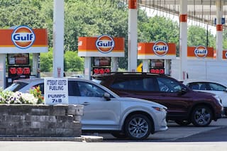 Alza de precios de combustible hace caer la confianza de los consumidores estadounidenses