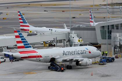 ARCHIVO - Aviones de American Airlines en la pista del Aeropuerto LaGuardia, Nueva York, 11 de enero de 2023. (AP Foto/Seth Wenig)