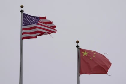 (Archivo). Banderas china y estadounidense izadas