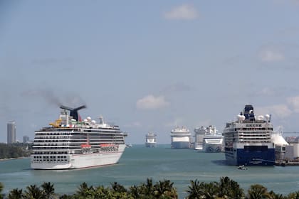ARCHIVO - Barcos de crucero permanecen en PortMiami, en Miami, el 7 de abril de 2020. (AP Foto/Lynne Sladky, Archivo)