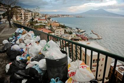 ARCHIVO - Basura apilada en una acera de Nápoles, Italia, el 22 de noviembre de 2010. (AP Foto/Salvatore Laporta, Archivo)