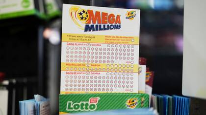 ARCHIVO - Boletos para la lotería Mega Millions, en una tienda de comestibles en Chicago, el 6 de abril de 2025. (AP Foto/Nam Y. Huh, file)