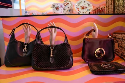 ARCHIVO - Bolsos Gucci estilo vintage en la nueva tienda de concepto en línea.