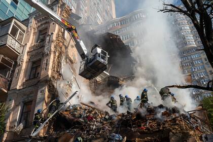 ARCHIVO - Bomberos trabajan luego de un ataque con dron contra edificios de Kiev, Ucrania, el lunes 17 de octubre de 2022. (AP Foto/Roman Hrytsyna, Archivo)