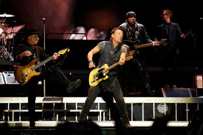 ARCHIVO - Bruce Springsteen y la E Street Band dan un concierto de la gira "The River Tour" en el estadio Camp Nou, en Barcelona, España, el 14 de mayo de 2016. El lunes 23 de mayo de 2022, Springsteen y su banda anunciaron una nueva gira por estadios de Estados Unidos y Europa que comenzará en febrero de 2023. (Foto AP/Manu Fernández, archivo)