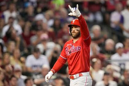 ARCHIVO - Bryce Harper, de los Filis de Filadelfia, celebra un jonrón contra los Diamondbacks de Arizona durante la sexta entrada en el Juego 5 de la Serie de Campeonato de la Liga Nacional en Phoenix, el sábado 21 de octubre de 2023. Harper dijo el domingo 18 de febrero de 2024 que quiere terminar su carrera con los Filis de Filadelfia, jugando hasta los 40 años. (AP Foto/Brynn Anderson, Archivo)