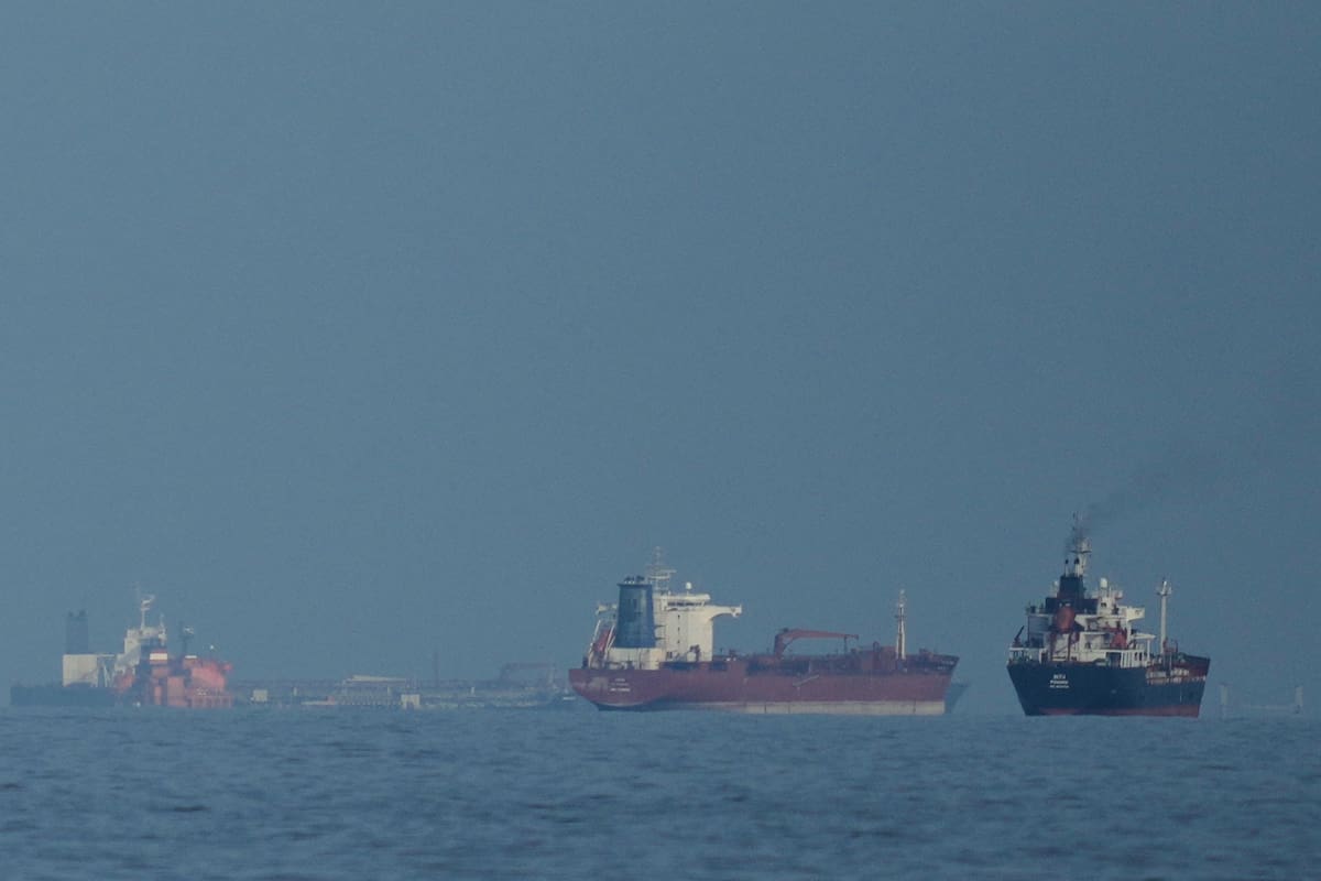 ARCHIVO - Buques petroleros y de carga alineados en el estrecho de Ormuz, vistos desde Khor Fakkan, Emiratos Árabes Unidos, el miércoles 11 de marzo de 2026. (Foto AP/Altaf Qadri, archivo)