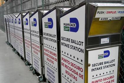 ARCHIVO - Cajas de boletas son vistas mientras empleados electorales prueban equipo de votación en el condado Miami-Dade el 19 de octubre del 2022. (AP Foto/Lynne Sladky)