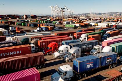 ARCHIVO - Camiones hacen fila para ingresar a una terminal portuaria, el miércoles 10 de noviembre de 2021, en Oakland, California. (AP Foto/Noah Berger, archivo)