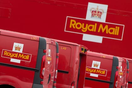 ARCHIVO - Camionetas de Royal Mail estacionadas en la oficina de distribución más grande de Londres, Mount Pleasant, el 12 de septiembre de 2013. El propietario del Royal Mail británico ha aceptado una oferta de adquisición de 3.600 millones de libras (4.600 millones de dólares) del inversionista checo Daniel Křetínský, según anunció el miércoles 29 de mayo de 2024. (AP Foto/Alastair Grant, Archivo)