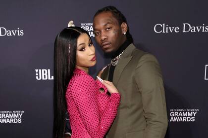 ARCHIVO - Cardi B, izquierda, y Offset llegan a la gala y homenaje a los íconos de la industria previo a los Grammy en Beverly Hills, California, el 25 de enero de 2020. (Foto Mark Von Holden/Invision/AP, archivo)