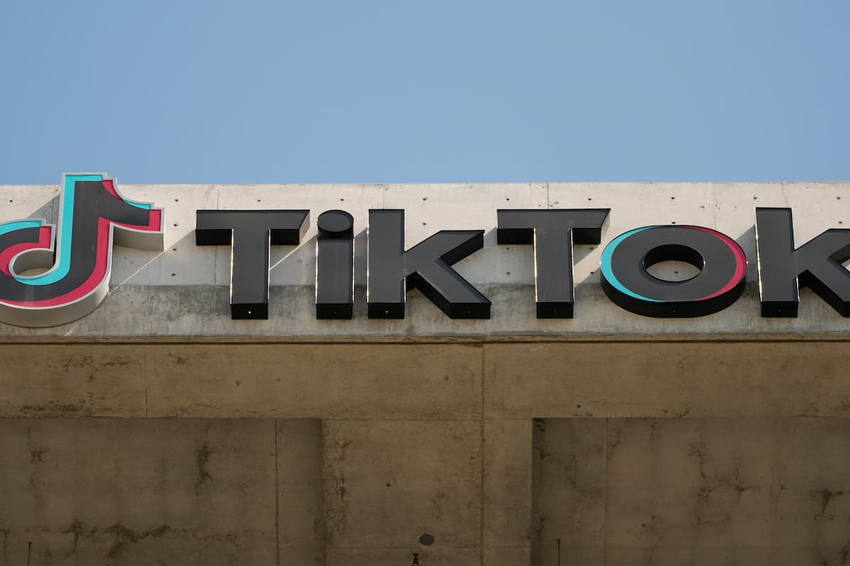 ARCHIVO - Cartel de TikTok en su sede de Culver City, California, 11 de marzo de 2024. (AP Foto/Damian Dovarganes, File)