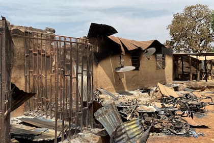 ARCHIVO - Casas que fueron quemadas, ahora en ruinas, días después de un ataque en la aldea de Woro,