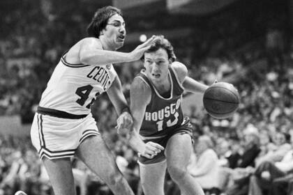 ARCHIVO- Chris Ford (42), izquierda, de los Celtics de Boston, defiende en contra de Mike Dunleavy (10), de los Rockets de Houston, durante un juego de baloncesto de playoffs en Boston, el 12 de abril de 1980. Boston ganó 95-75. Chris Ford, miembro de los Celtics campeones en 1981, largo tiempo entrenador de la NBA, tiene acreditada la primera canasta de tres puntos. Ford murió, según informó su familia en un comunicado, a los 74 años. (AP Foto/Joan Rathe, Archivo)