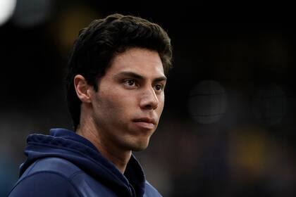 ARCHIVO - Christian Yelich, de los Cerveceros de Milwaukee,espera el inicio del juego ante los Bravos de Atlanta, el 29 de julio de 2024 (AP Foto/Aaron Gash, archivo)