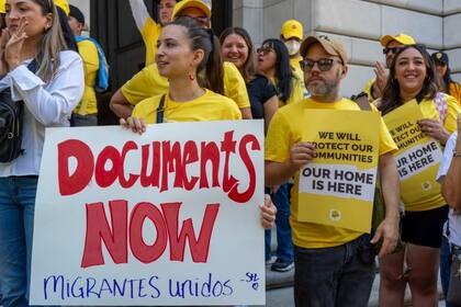 Archivo- Cientos de beneficiarios DACA, jóvenes elegibles y aliados, a las afueras del Tribunal de Apelaciones del 5º Circuito