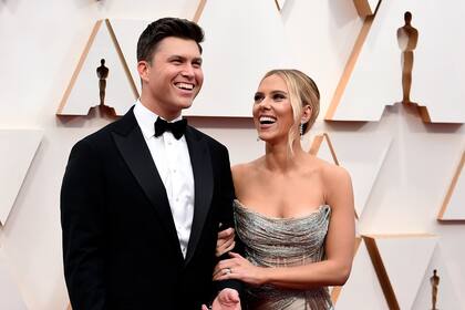 ARCHIVO - Colin Jost y Scarlett Johansson llegan a la ceremonia de los premios Oscar el 9 de febrero de 2020 en Los Ángeles. La pareja, que una vez hizo parodias de comedia en “Saturday Night Live”, se reúne en la pantalla para un comercial de Alexa para el Super Bowl. (Foto por Jordan Strauss/Invision/AP, Archivo)