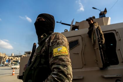 ARCHIVO. Combatientes de las Fuerzas Democráticas Sirias (FDS) en la Plaza Al Naeem en Raqqa, Siria, el 7 de febrero del 2022; la administración autónoma dirigida por los kurdos, que controla gran parte del noreste de Siria, y su brazo armado, FDS, no fueron invitados a la Conferencia en Damasco