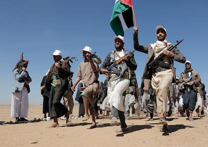 ARCHIVO - Combatientes hutíes marchan durante un acto en apoyo de los palestinos en la Franja de Gaza y contra los ataques estadounidenses contra Yemen, en las afueras de Saná, el 22 de enero de 2024. (AP Foto, archivo)