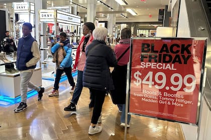 Archivo.- Compradores del Black Friday caminan por Macy's en Herald Square el viernes 24 de noviembre de 2023, en Nueva York