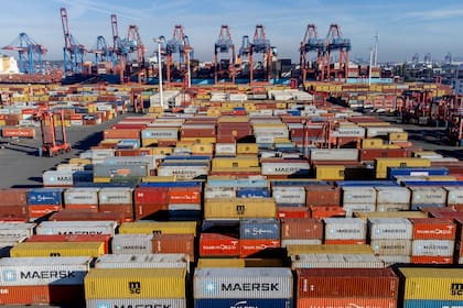 ARCHIVO - Contenedores apilados en el puerto de Hamburgo, Alemania, el miércoles 26 de octubre de 2022. (AP Foto/Michael Probst, Archivo)