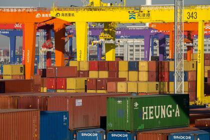 ARCHIVO - Contenedores de mercancías apilados en un puerto en Tianjin, China, el 16 de enero de 2023. (AP Foto/Mark Schiefelbein, Archivo)