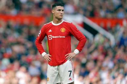 ARCHIVO - Cristiano Ronaldo, del Manchester United, se lleva las manos a la cintura durante un partido ante Norwich City, el 16 de abril de 2022 (AP Foto/Jon Super, archivo)